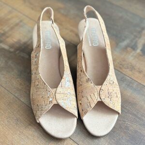 Munro Size 8.5 NARROW Rochelle Tan Cork Silver Metallic Slingback Sandals Heels